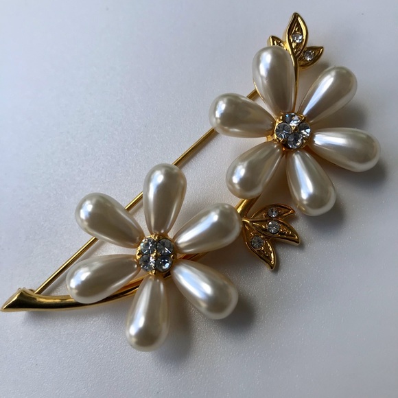 Joan Rivers Faux Pearl Flower Pin Brooch - Picture 4 of 7